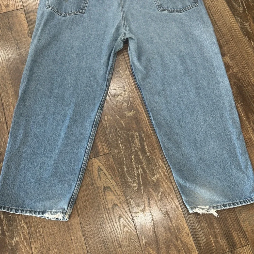Levis 550 Mens Relaxed Fit Tapered Leg Light Wash Blue Denim Jeans 42x28 Frayed